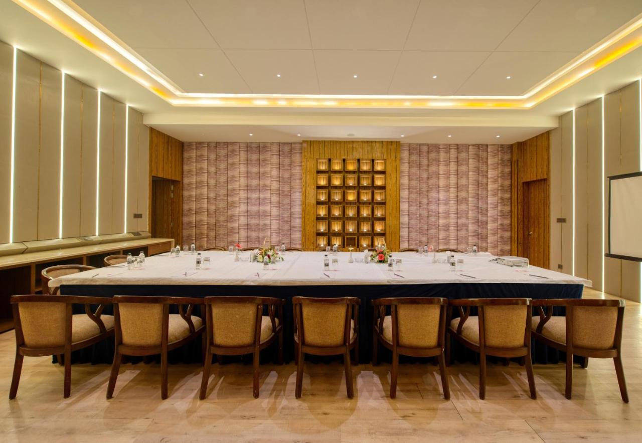 Om Clarks Inn Raebareli Εξωτερικό φωτογραφία