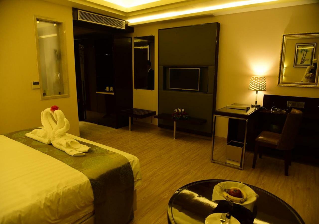 Om Clarks Inn Raebareli Εξωτερικό φωτογραφία