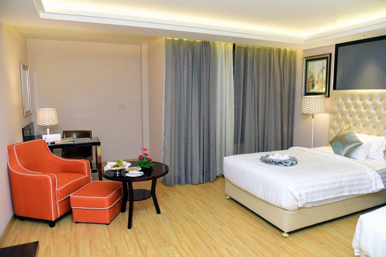 Om Clarks Inn Raebareli Εξωτερικό φωτογραφία