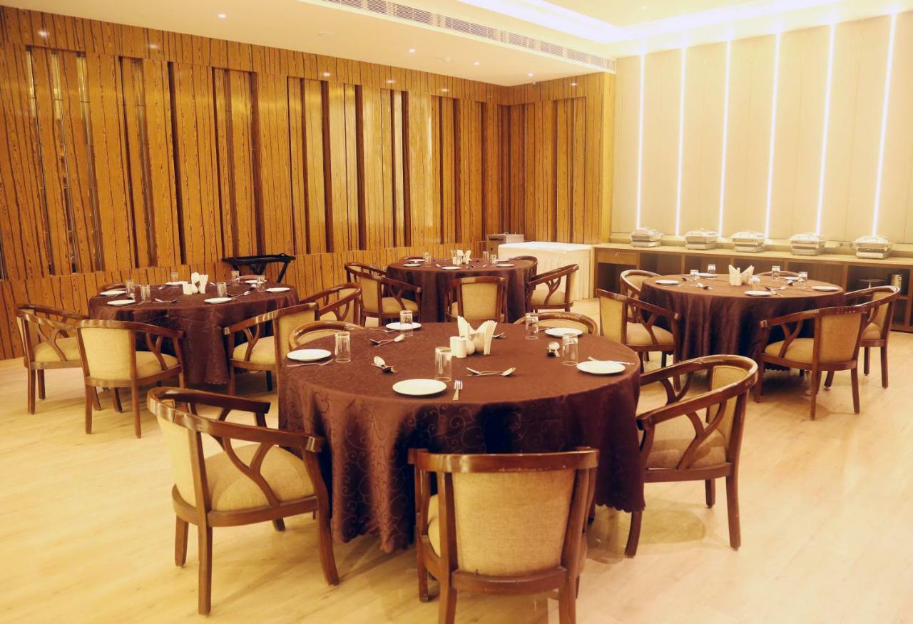 Om Clarks Inn Raebareli Εξωτερικό φωτογραφία