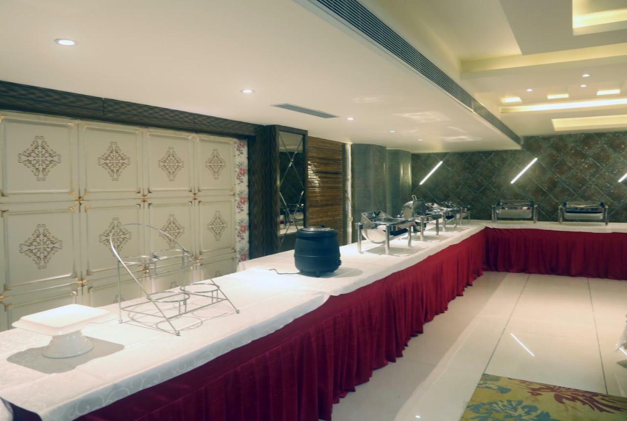 Om Clarks Inn Raebareli Εξωτερικό φωτογραφία